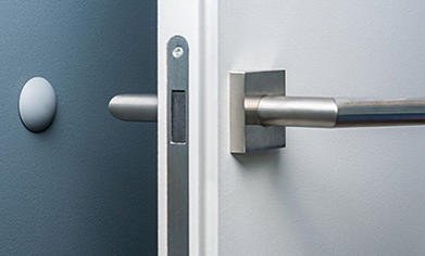 插锁是一种通常用于门的锁定机制。